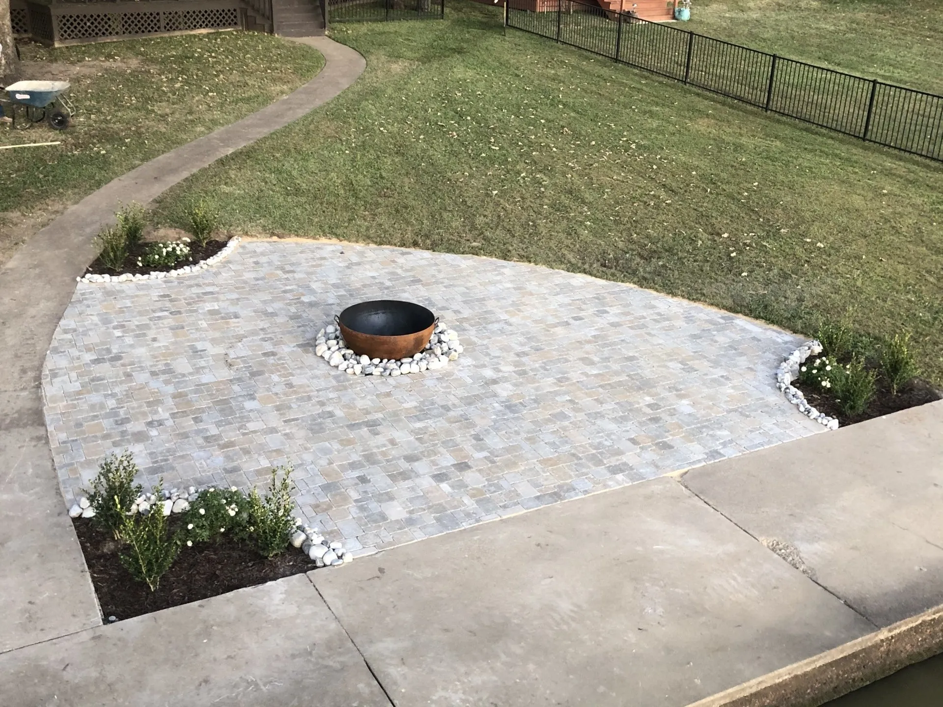 Photo of a beautiful home landscape exterior